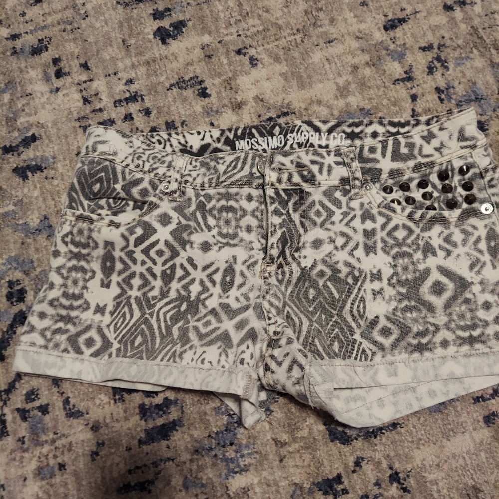 Shorts - Picture 3 of 3